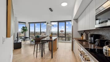 Full-size fridge, microwave, oven, stovetop