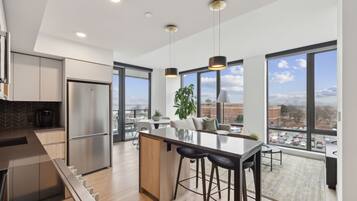 LÀgenhet - 2 sovrum - balkong | Eget kök | Stort kylskÄp, mikrovÄgsugn, ugn och spishÀll