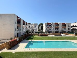 Pool - Apartament with swimming pool in Vilafortuny (Cambrils)