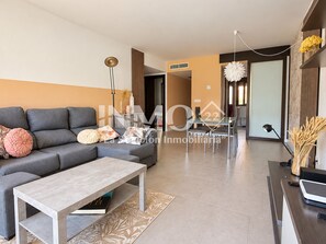 TV - Apartament with swimming pool in Vilafortuny (Cambrils)