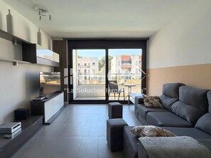 TV - Apartament with swimming pool in Vilafortuny (Cambrils)