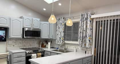 Newly Remodeled Cozy house in Bowie. Near 6flags,FedEx Field,Annapolis,DC.