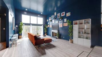 Smart TV, futbolito, mesa de ping pong