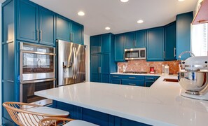 Kjøleskap, mikrobølgeovn, ovn og kokeplater