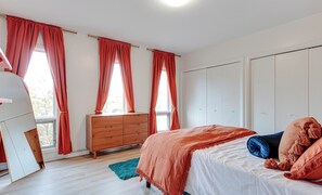 6 soverom, skrivebord, strykejern/-brett og reiseseng for barn