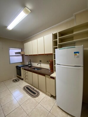 Fridge, microwave, oven, stovetop - Enseada Malibu perto da praia, lazer e conforto! (Guarujá)