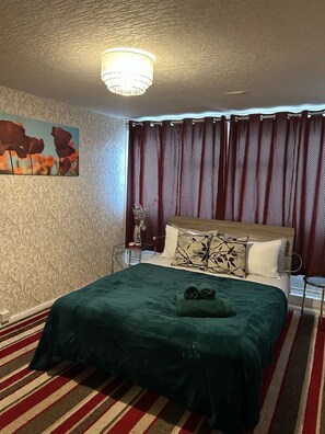 4 slaapkamers, een strijkplank/strijkijzer, wifi, beddengoed