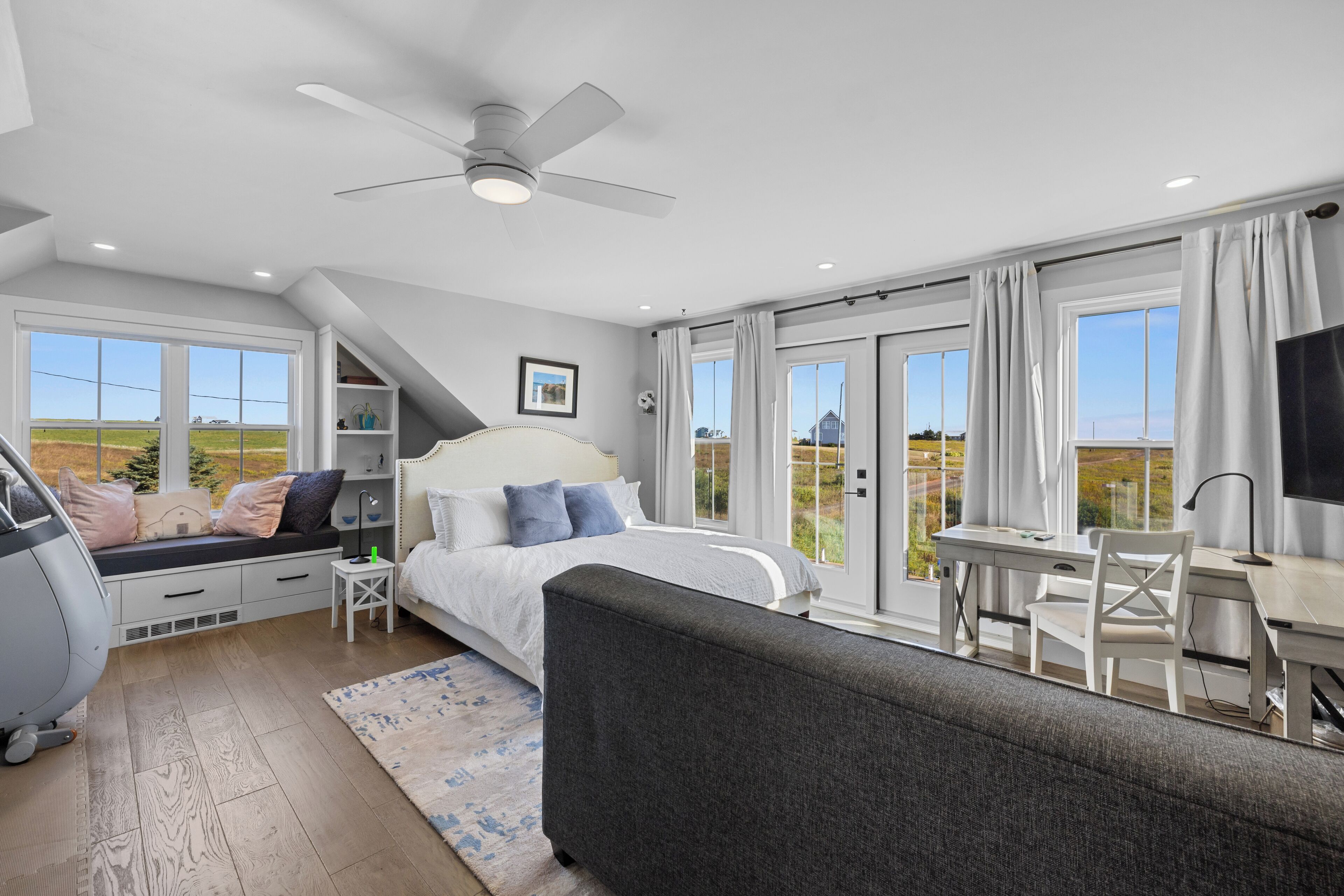 5 habitaciones, tabla de planchar con plancha, cuna de viaje y wifi 