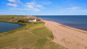 Chaises longues, serviettes de plage