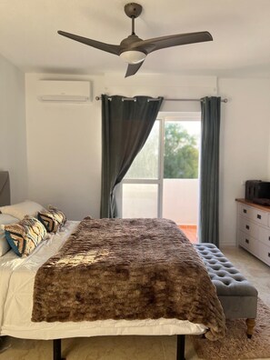 3 bedrooms, iron/ironing board, WiFi, bed sheets - Large 3 bed, 2 bath house in charming Calahonda. Near beach and nightlife. (Sitio de Calahonda)