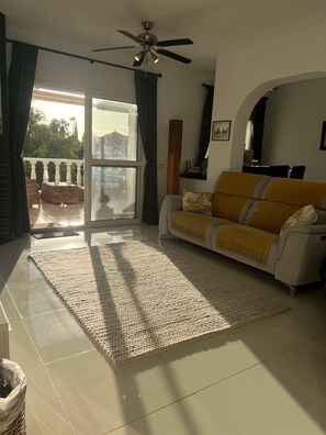 Smart TV, fireplace - Large 3 bed, 2 bath house in charming Calahonda. Near beach and nightlife. (Sitio de Calahonda)
