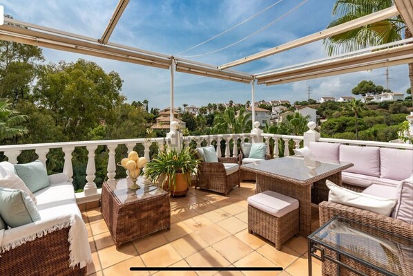 Property grounds - Large 3 bed, 2 bath house in charming Calahonda. Near beach and nightlife. (Sitio de Calahonda)