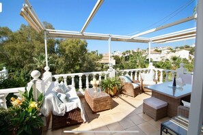 Property grounds - Large 3 bed, 2 bath house in charming Calahonda. Near beach and nightlife. (Sitio de Calahonda)