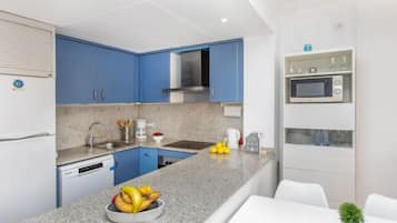 House, 4 Bedrooms, Terrace | Private kitchen