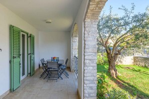 Outdoor dining - Holiday apartment with air conditioning and terrace (Poreč)