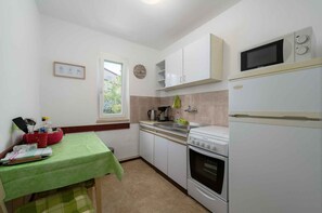 Réfrigérateur, four, plaque de cuisson, cafetière/bouilloire