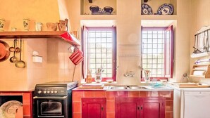 House, 5 Bedrooms | Private kitchen