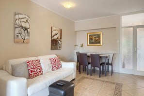 Living area - Holiday apartment with air conditioning, shared garden (Poreč)