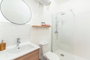 Douche, sèche-cheveux, serviettes fournies, savon