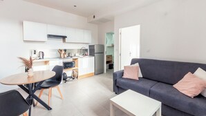 A modern apartment with a kitchen, dining area, and living room. - Cosy, modern air-conditioned T2 (Villeurbanne)