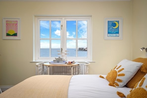 2 bedrooms, iron/ironing board, travel crib, free WiFi - 5 Sunny Cove - Direct Beach Access, Sea Views (Tenby)