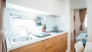 Kjøleskap og kokeplater