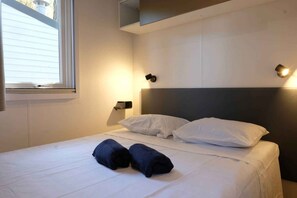 2 slaapkamers, reisbedje