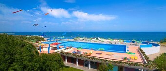 Mobilehome with air conditioning, terrace and pool