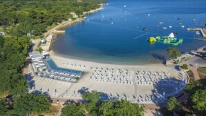 An aerial view of a beach resort with a swimming pool, sun loungers, and a marina. - Mobile home with air conditioning, terrace and pool (Tar/Poreč)
