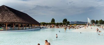 Maison mobile avec climatisation, terrasse et piscine