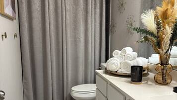 Handdukar, tvål och toalettpapper