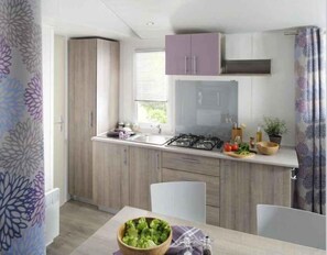 Fridge, stovetop