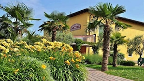 Un edificio giallo con un cartello che riporta la scritta "Hotel de la Plage".