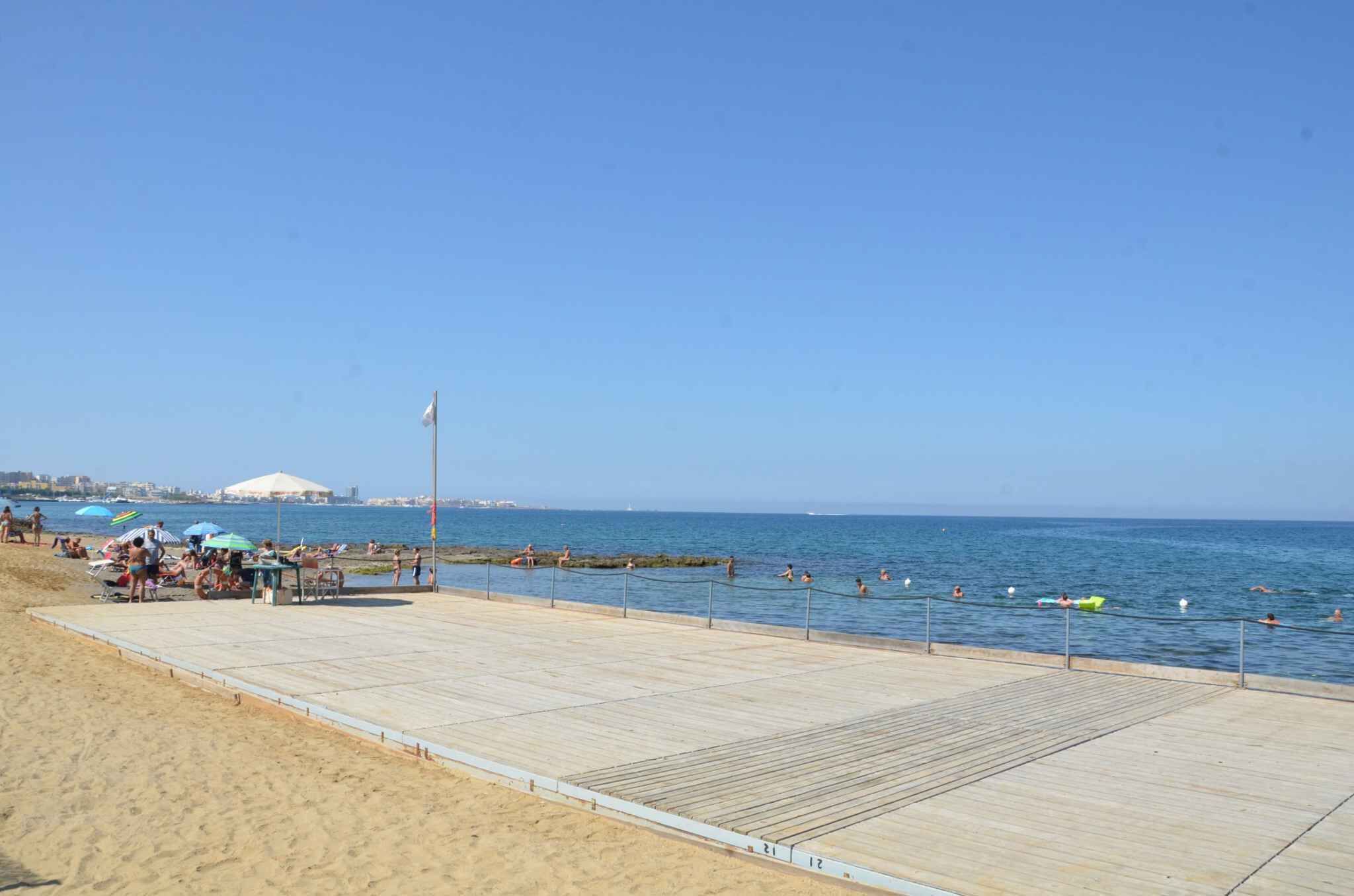 Una spiaggia nelle vicinanze