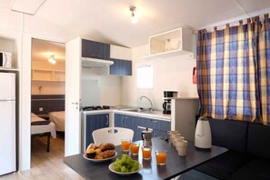 冷蔵庫、電子レンジ、コンロ、調理器具と食器