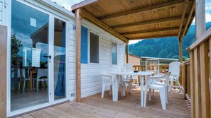 Outdoor dining - Mobile home with air conditioning, terrace, and pool (St. Peter am Kammersberg)
