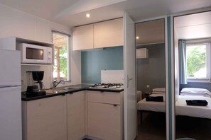 Private kitchen - Mobilehome with air conditioning, terrace and pool (Lloret de Mar)