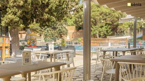 Outdoor dining - Mobilehome with air conditioning, terrace and pool (Lloret de Mar)