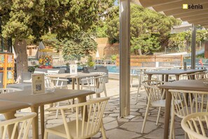 Outdoor dining - Mobilehome with air conditioning, terrace and pool (Lloret de Mar)