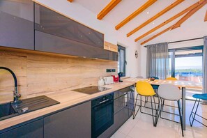 Frigorifero, forno, piano cottura, lavastoviglie