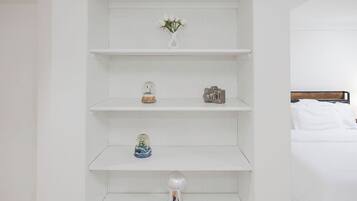 5 makuuhuonetta, työpöytä, silitysrauta/-lauta, vauvan matkasänky