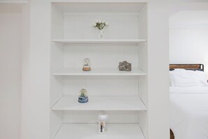 5 bedrooms, iron/ironing board, WiFi, bed sheets - 5 Bedroom 8 Bds 2 Bath Near NYC with Free Parking (Bayonne)