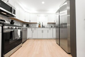 Private kitchen - 5 Bedroom 8 Bds 2 Bath Near NYC with Free Parking (Bayonne)