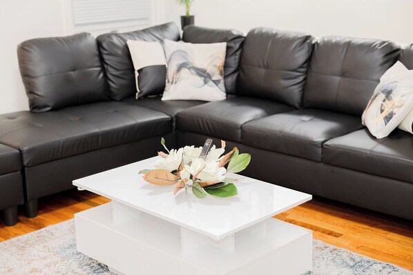 Smart TV - 5 Bedroom 8 Bds 2 Bath Near NYC with Free Parking (Bayonne)