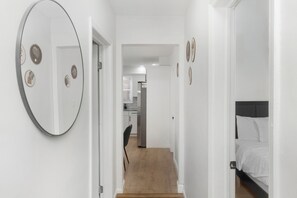 5 slaapkamers, een bureau, een strijkplank/strijkijzer, reisbedje