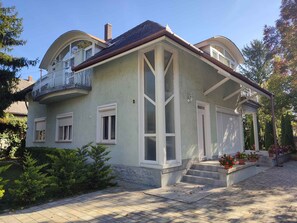 Exterior - Holiday apartment with large balcony, American kitchen and air conditioning (Siófok)