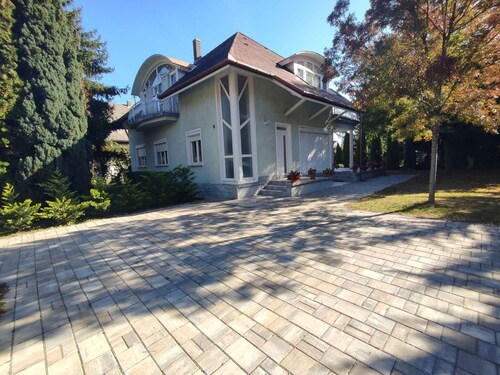 Holiday apartment with large balcony, American kitchen and air conditioning