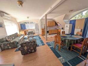 TV - Holiday apartment with large balcony, American kitchen and air conditioning (Siófok)