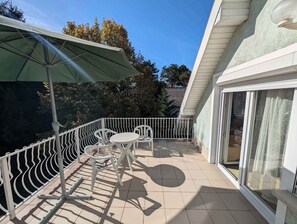 Outdoor dining - Holiday apartment with large balcony, American kitchen and air conditioning (Siófok)