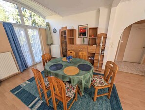 Dining - Holiday apartment with large balcony, American kitchen and air conditioning (Siófok)
